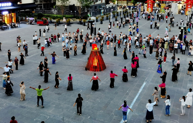 高山花海與雪山共舞，生態(tài)旅游熱度攀升