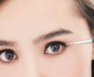 眼妝教程：如何用眼線液畫眼線？