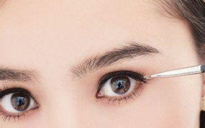 眼妝教程：如何用眼線液畫眼線？