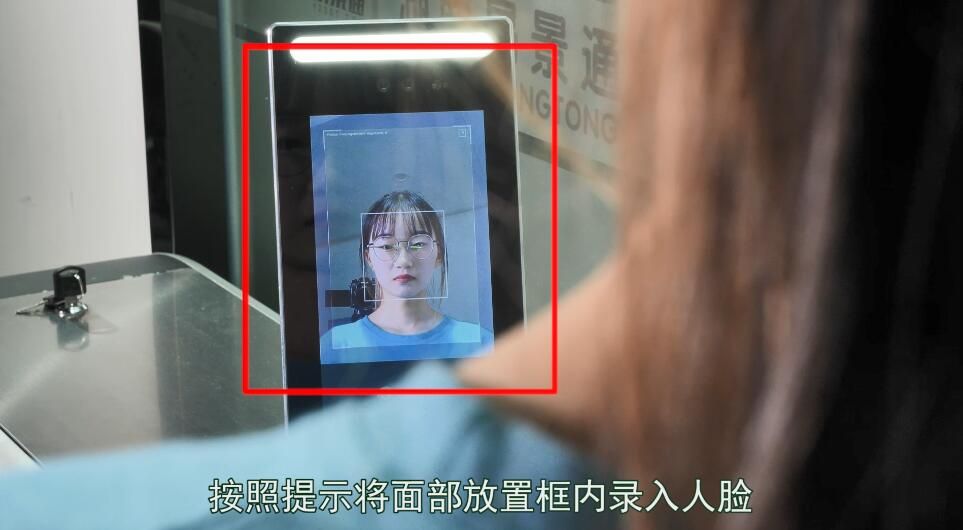1634910544801742.jpg 劇場人臉識(shí)別一體機(jī)1.jpg