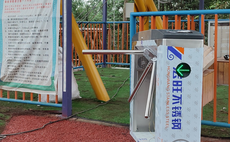 易景通工作人員在四川歡樂叢林景區(qū)滑索處智能檢票閘機安裝圖 易景通工作人員在四川歡樂叢林景區(qū)滑索處智能檢票閘機安裝圖