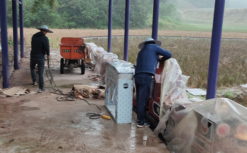 易景通工作人員在四川歡樂叢林景區(qū)稻田火車項目處智能檢票閘機安裝圖 易景通工作人員在四川歡樂叢林景區(qū)稻田火車項目處智能檢票閘機安裝圖