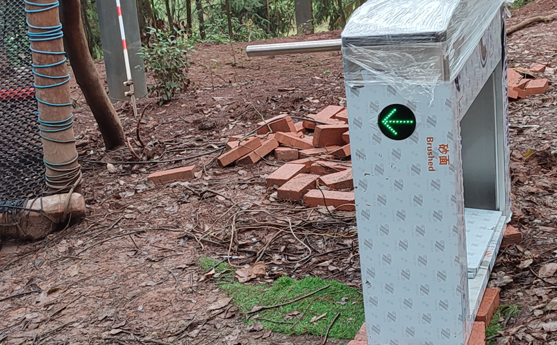 易景通工作人員在四川歡樂叢林景區(qū)叢林樹網(wǎng)項目處智能檢票閘機安裝圖 易景通工作人員在四川歡樂叢林景區(qū)叢林樹網(wǎng)項目處智能檢票閘機安裝圖g