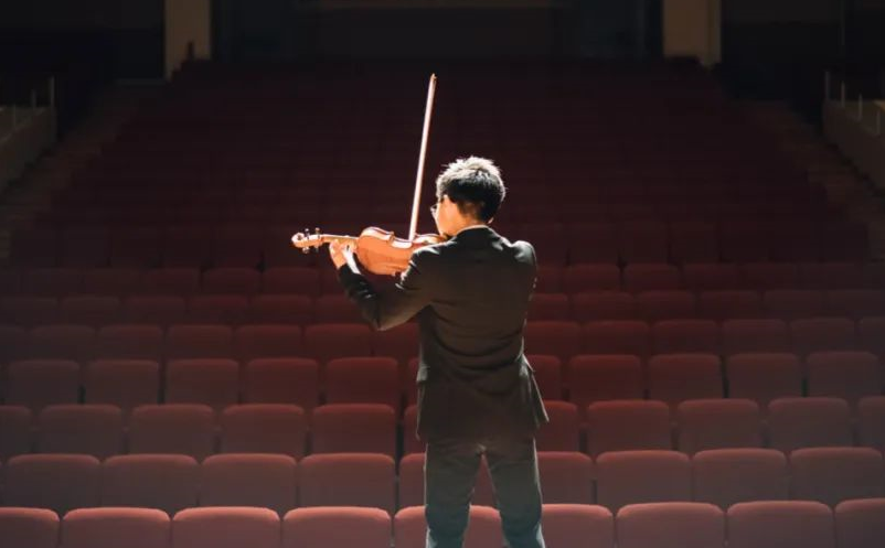 “沉浸式”體驗(yàn)演藝迎來(lái)爆發(fā)式增長(zhǎng)，成為旅游目的地的新標(biāo)配。