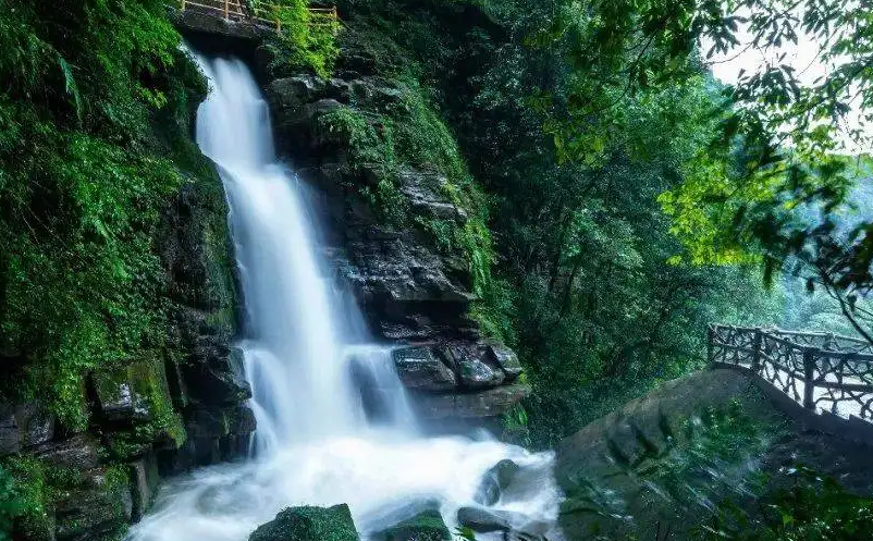 旅游景區(qū)針對五一假期旅游，加強防控管理